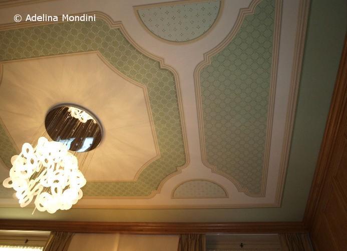 Stencil su soffitto con modanature dipinte